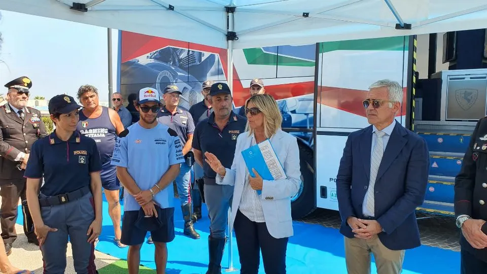 il pilota Enea Bastianini con il questore di Rimini