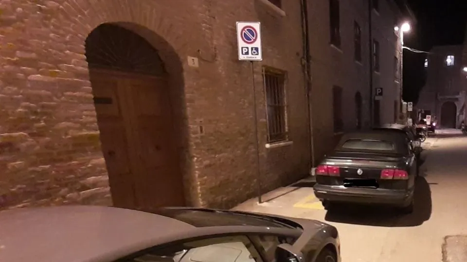 auto parcheggiate in via Isotta a Rimini