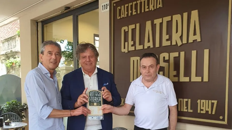 la consegna della targa
