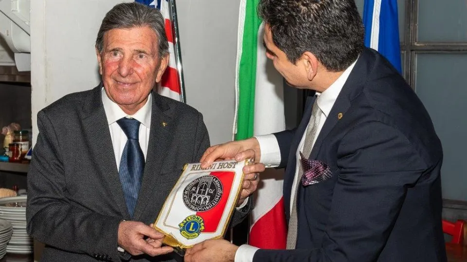 Il Ten. Col. Nevio Monaco con il presidente del Lions Club Rimini Host, Daniele Bianchi (Foto Daniele Bacchi)