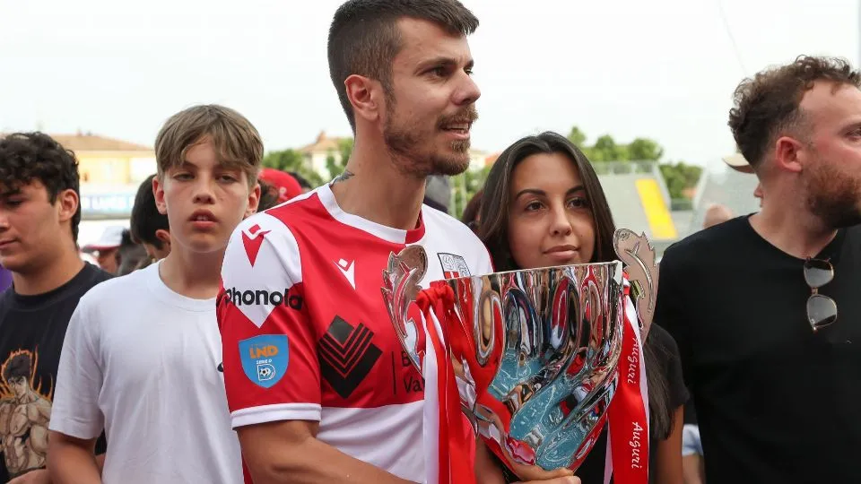 Fabrizio Carboni con la coppa per la vittoria del girone D di Serie D
