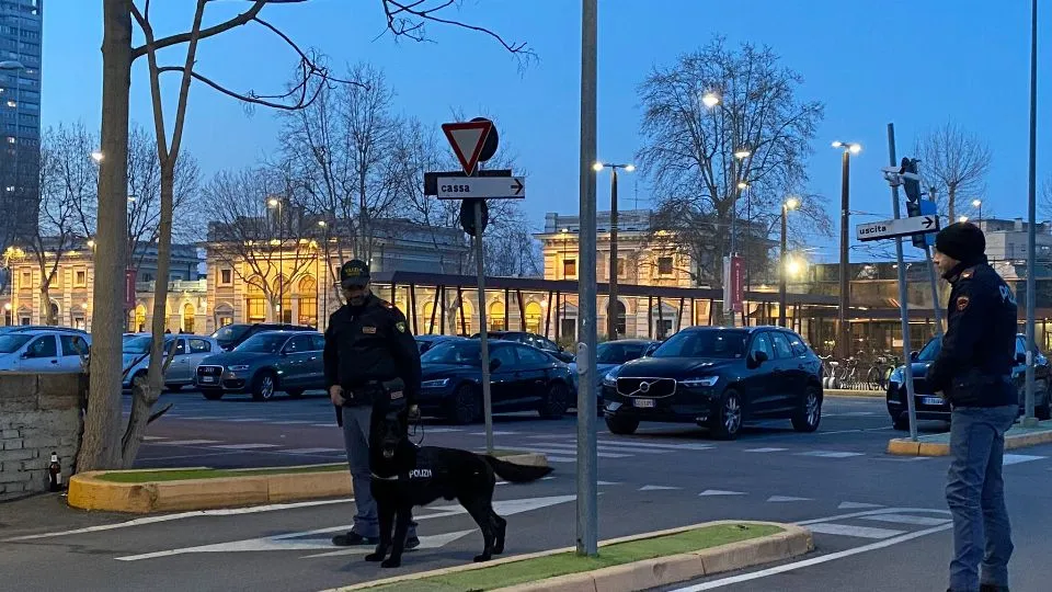 due poliziotti impegnati nei controlli in zona stazione