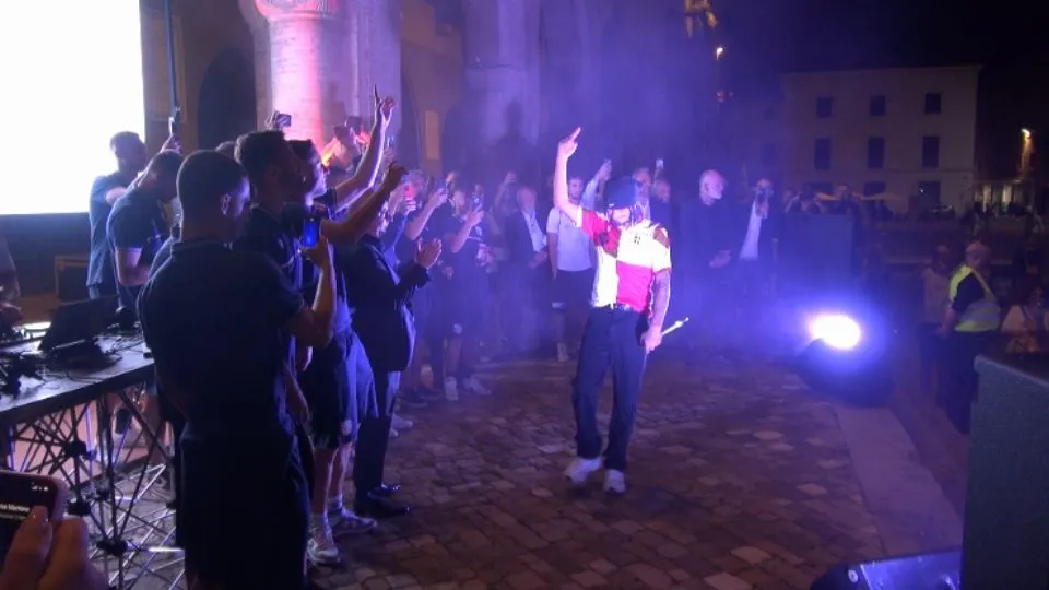 Random sul palco insieme ai giocatori del Rimini