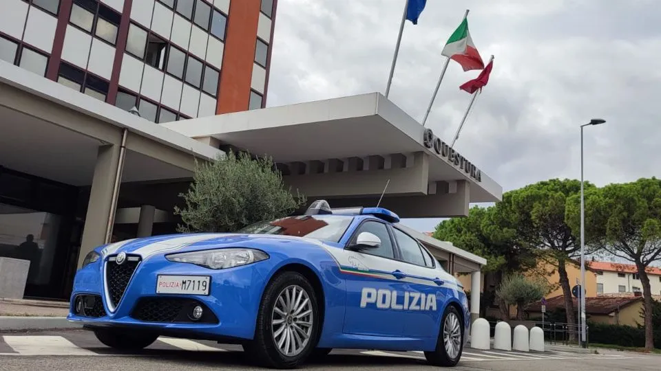 una Volante davanti alla sede della questura

