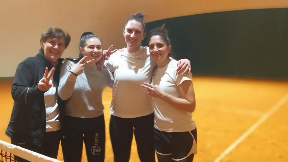 La squadra del Tc Viserba festeggia la final four nel Nonantola

