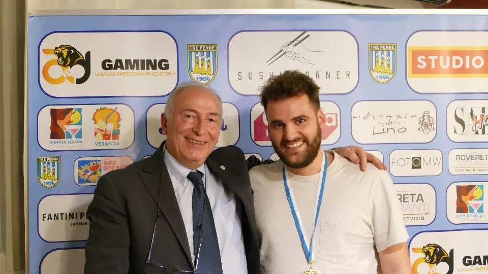 Giacomo Zafferani, premiato con una medaglia, insieme al presidente Fabrizio Selva