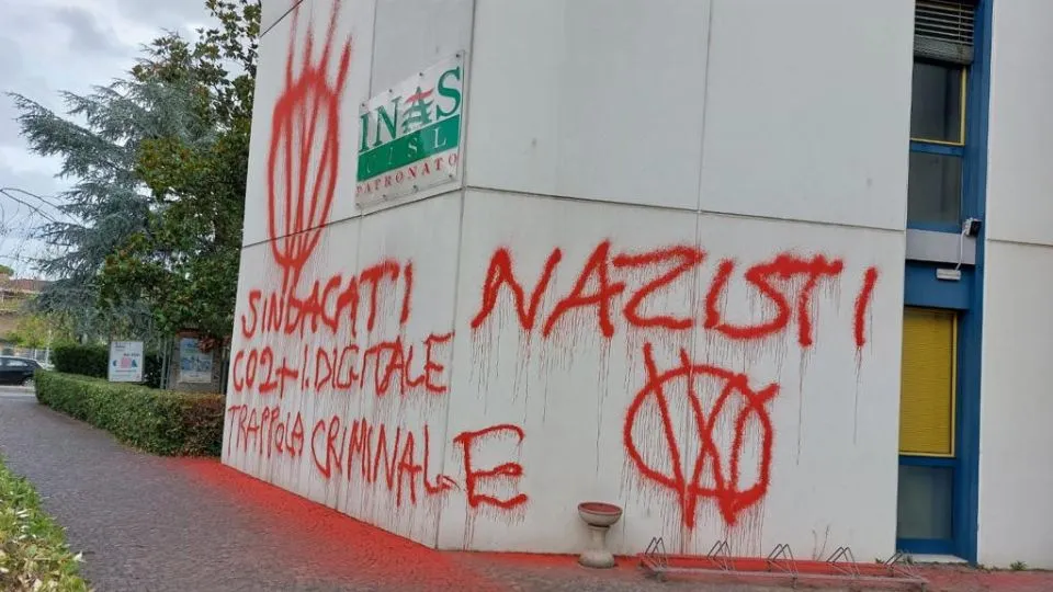 uno dei muri imbrattati
