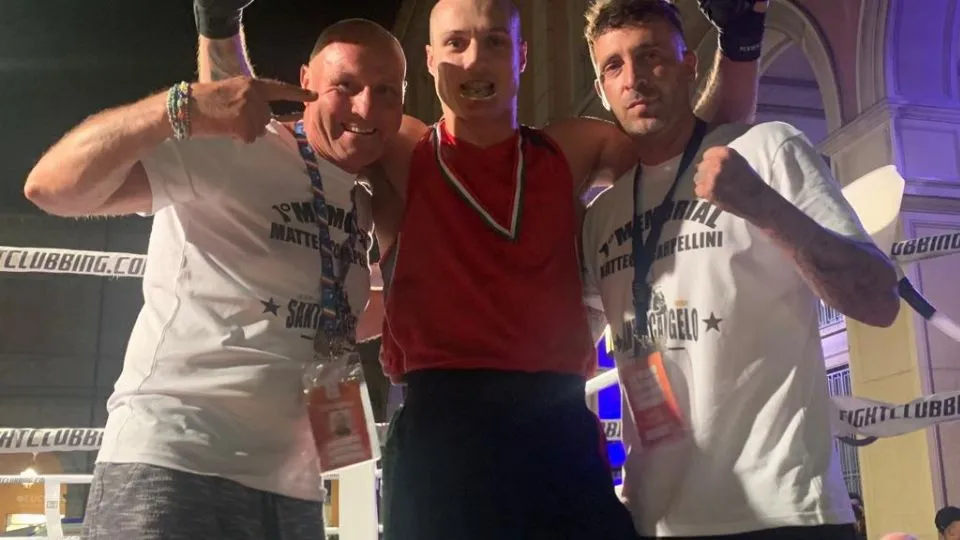 Il pugile Nicola Severi tra il maestro Tiziano Scarpellini ed il tecnico Matteo Scialdone