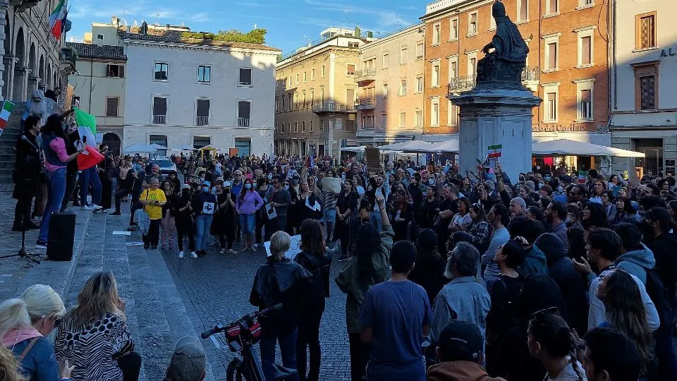 la manifestazione in piazza Cavour