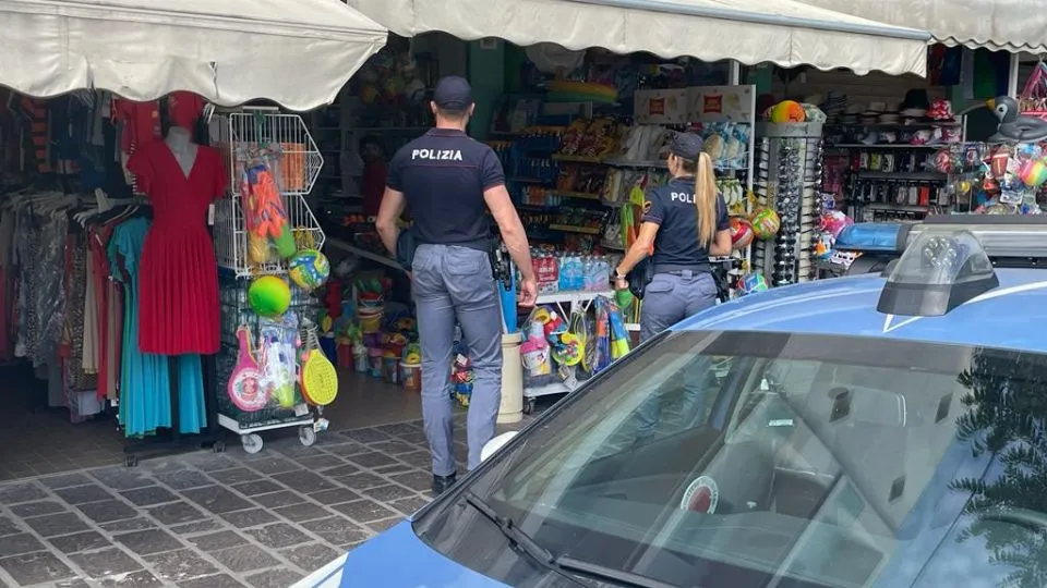 la polizia davanti al minimarket rapinato (repertorio)
