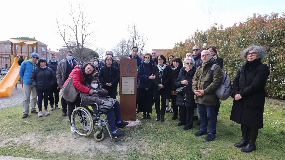 i parenti delle vittime e le istituzioni accanto alla stele