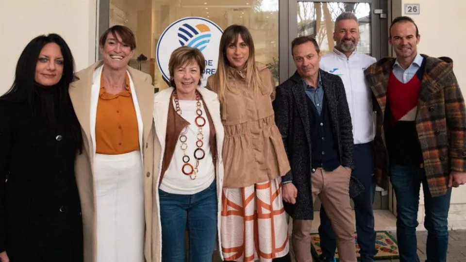 foto di gruppo all’inaugurazione della sede