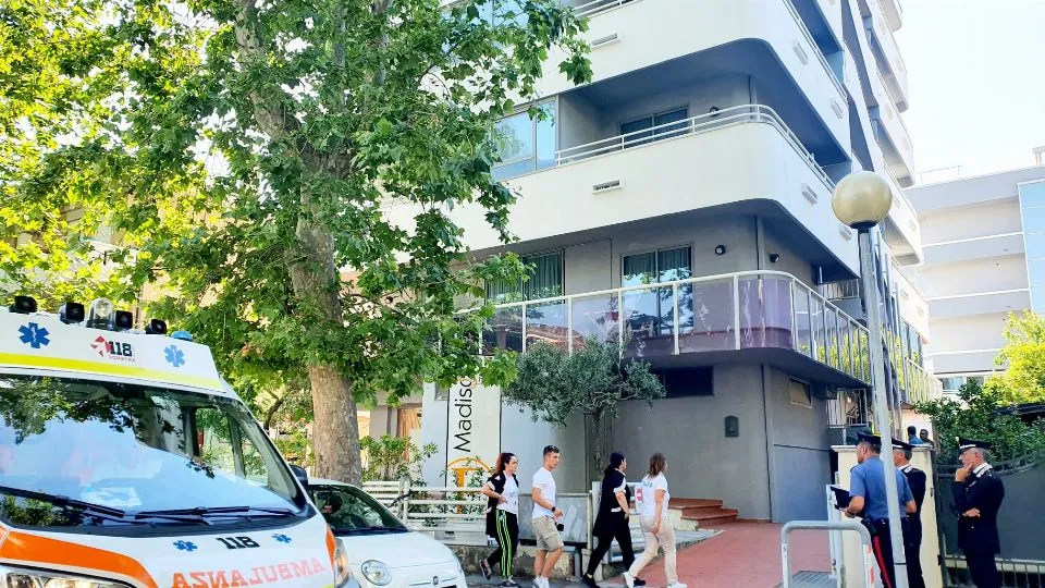 L’ambulanza all’esterno dell’hotel Madison Family di Cattolica