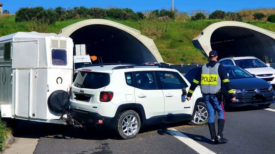 l’auto e il rimorchio, nulla da fare per il conducente (Adriapress)