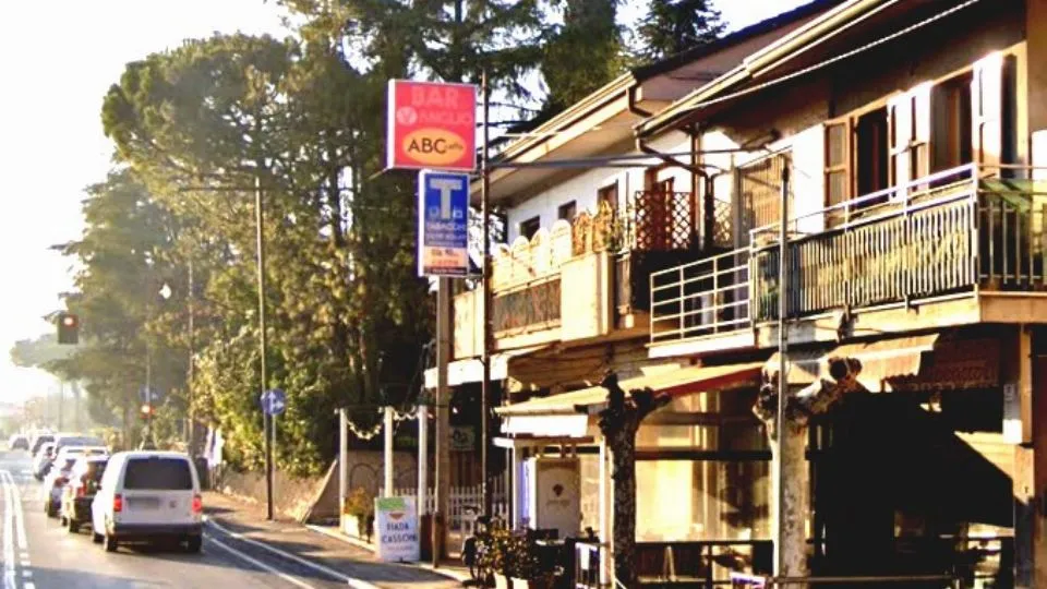 Il bar tabacchi sulla via Emilia rapinato