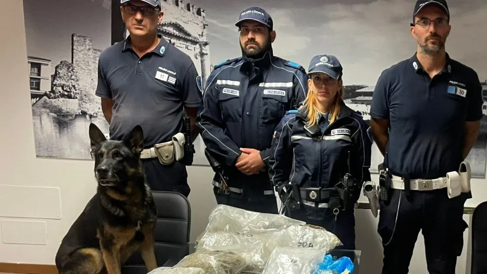 gli agenti insieme a Jago