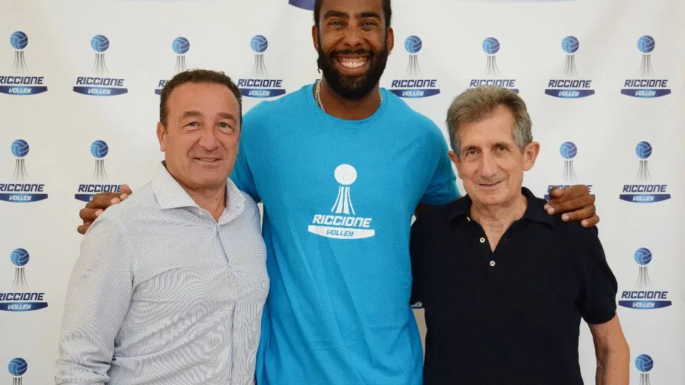 Julio Nascimento insieme al DS Sanzio Sacchetti e al presidente Giuseppe Tontini