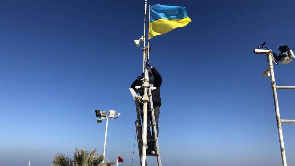 la bandiera dell’Ucraina in spiaggia