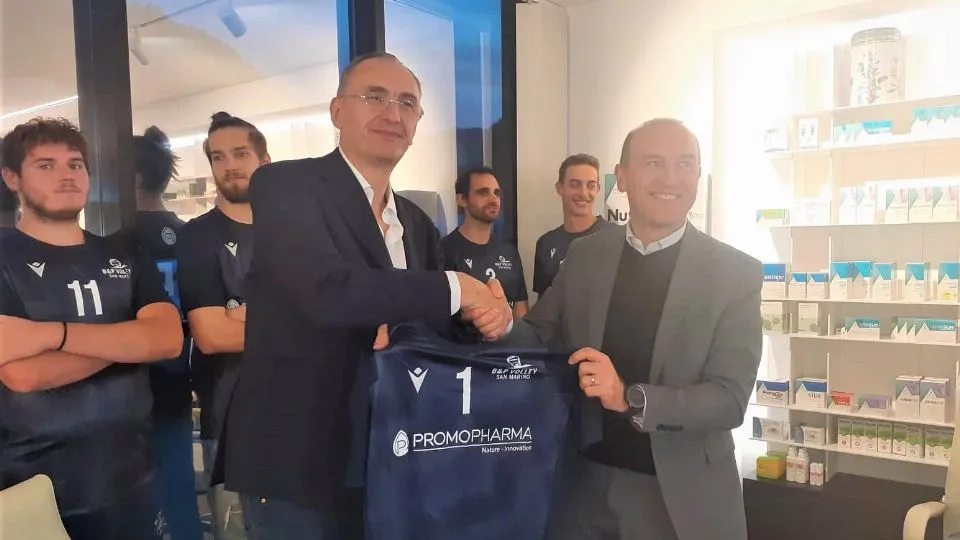 Filippo Borsani (CEO PromoPharma) riceve la maglia da gioco della PromoPharma dal presidente della Beach & Park Emanuele Cesarini
