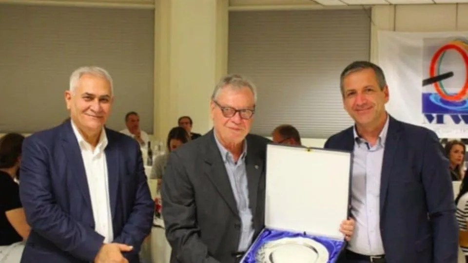 Marino Ercolani Casadei riceve un riconoscimento alla carriera durante la Mediterranean Cup a San Marino nel 2019
