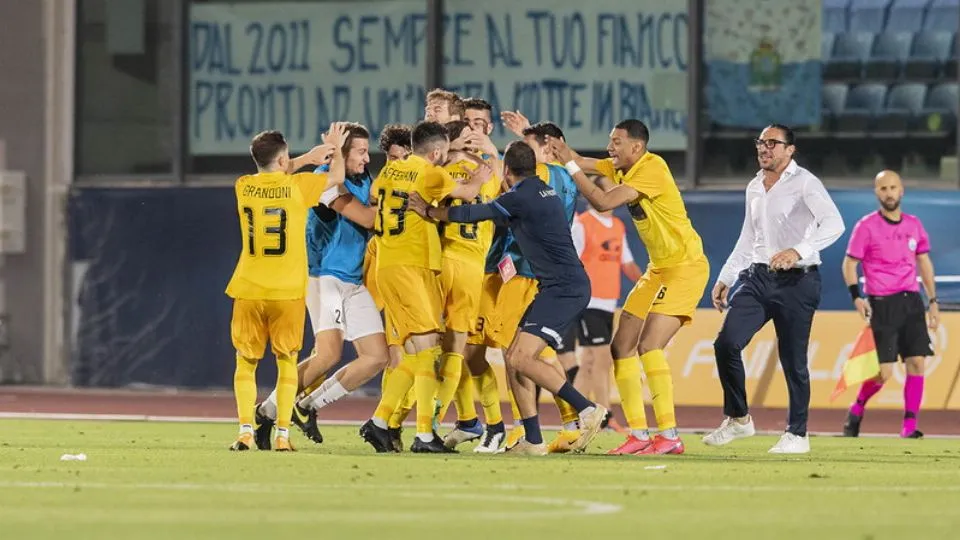 Il DS Casadei festeggia insieme alla squadra (Foto Pruccoli/FSGC)