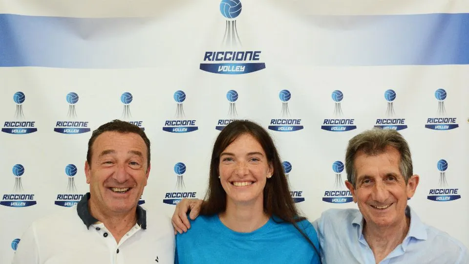 Martina Gabellini tra il DS Sanzio Sacchetti ed il presidente Giuseppe Tontini