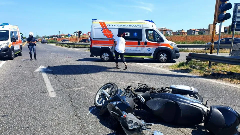 lo scooter sull’asfalto dopo l’impatto (foto Migliorini)
