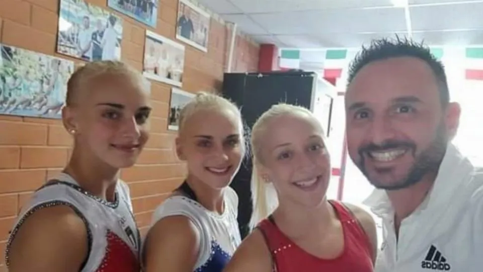 Alice D’Amato, Asia D’Amato e Martina Maggio insieme al presidente della Ginnastica Riccione, Francesco Poesio