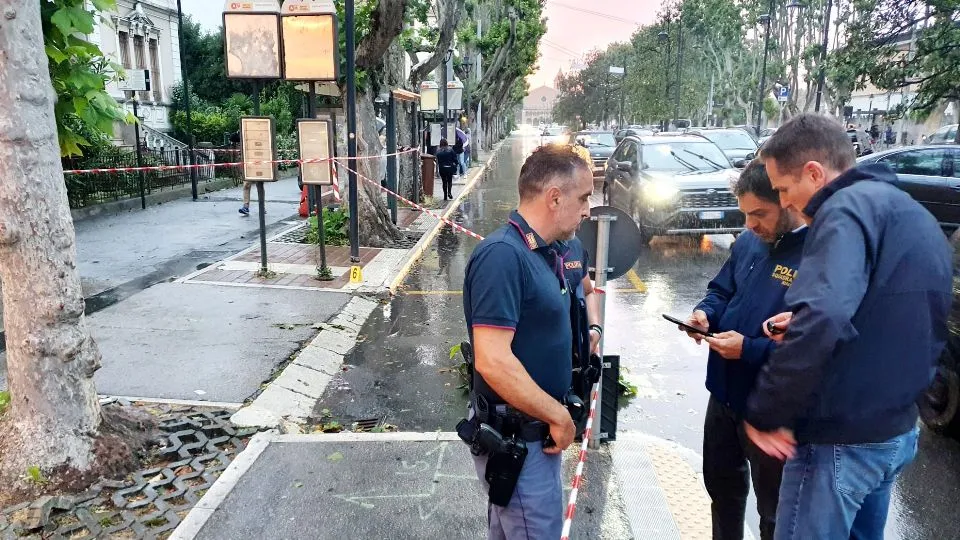 i poliziotti sul luogo dell’aggressione (foto Migliorini)
