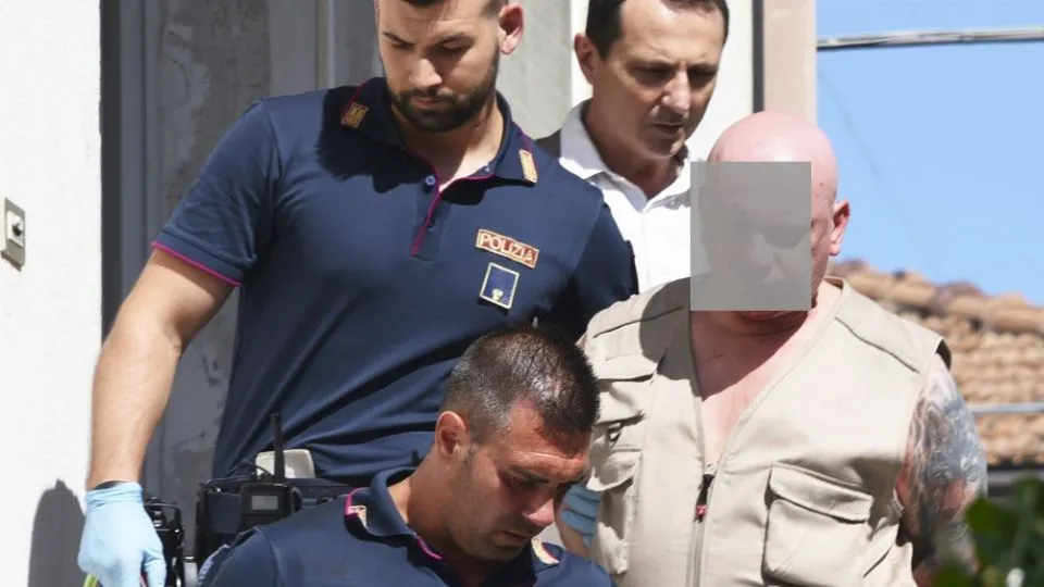 Vultaggio mentre viene portato via dall’appartamento
