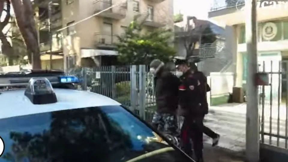 Zegarac mentre viene portato fuori dalla caserma