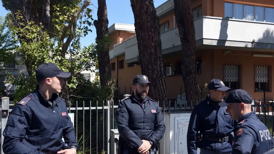 Gli agenti davanti all’abitazione dei coniugi