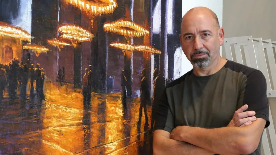 Davide Frisoni al fianco di una delle sue opere