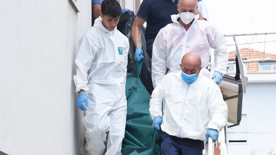 il cadavere trasportato fuori dall’abitazione (foto Migliorini)