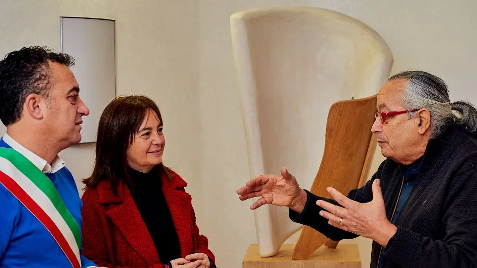 l’opera con l’artista e gli amministratori
