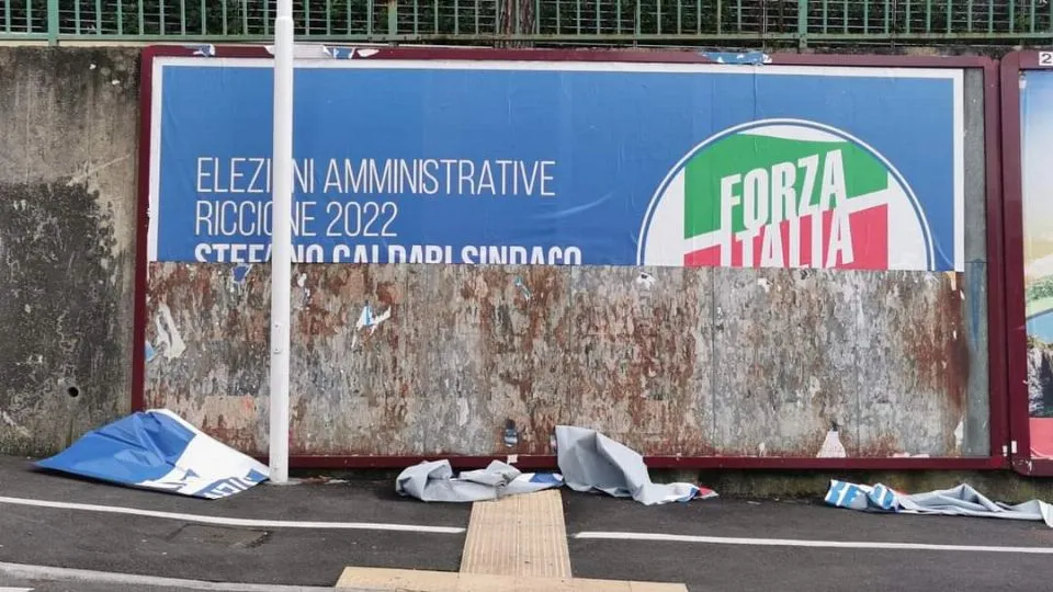 il cartellone strappato a Riccione