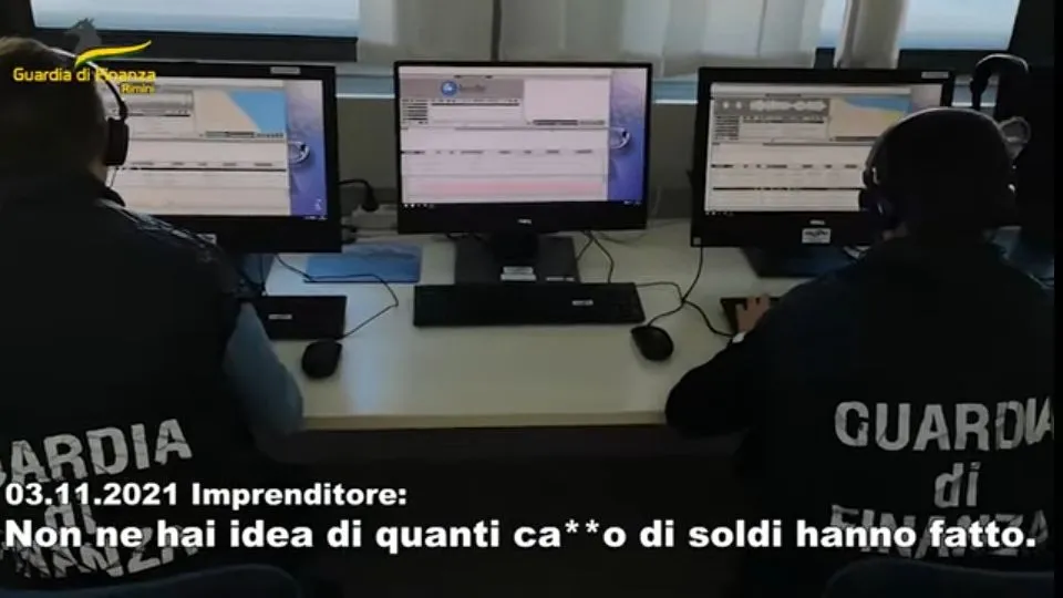 I finanzieri mentre intercettano le telefonate
