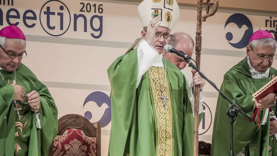 In una messa al Meeting: sulla sinistra Monsignor Negri, al centro il vescovo Lambiasi
