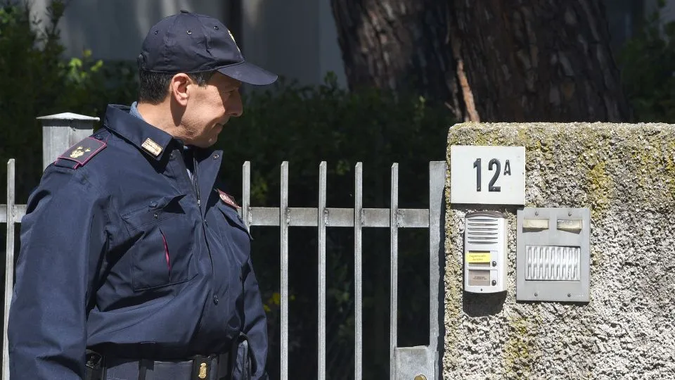 Un poliziotto davanti al cancello di casa della vittima (foto Migliorini)