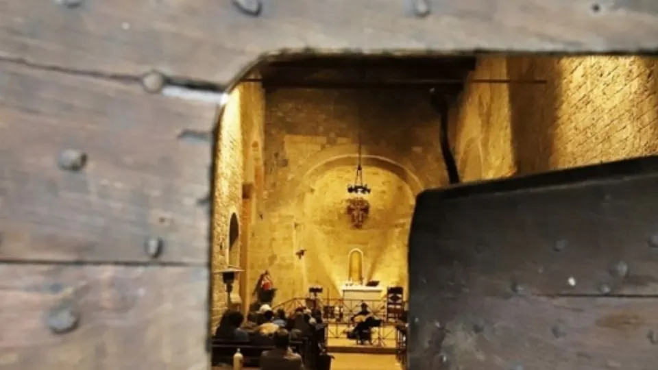 porte aperto su un monastero (abbazia di san Basilio)