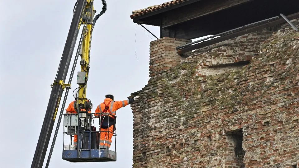 la rimozione delle reti a Castel Sismondo