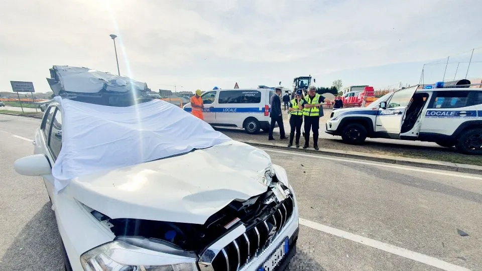 La Suzuki Vitara e la polizia Locale durante i rilievi (Adriparess)
