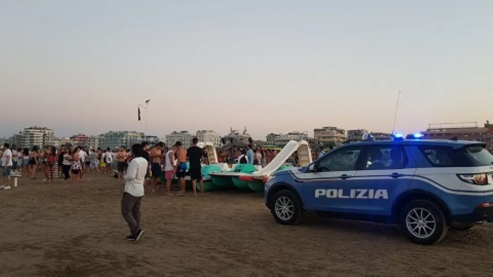 la polizia sulla battigia durante alcuni controlli nel 2020