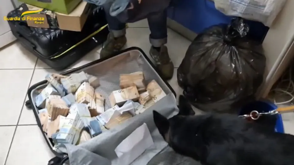 Una delle valigie piene di soldi sequestrate dalla Gdf
