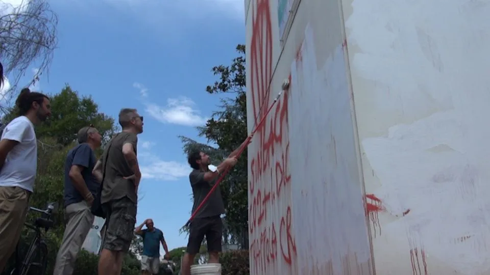 la verniciatura delle scritte (@newsrimini)
