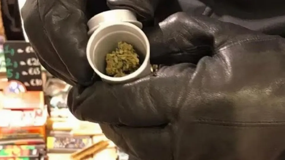 Un barattolino di marijuana sequestrato all’epoca dai carabinieri
