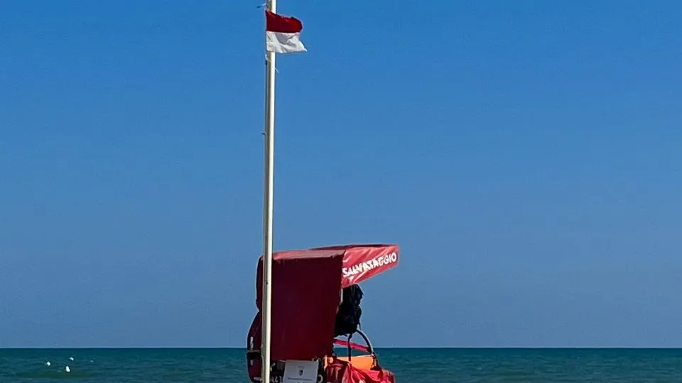 il divieto posizionato in uno stabilimento riccionese (foto di Andrea Bedina)