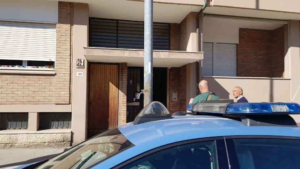 La polizia di Stato davanti all’ingresso del palazzo
