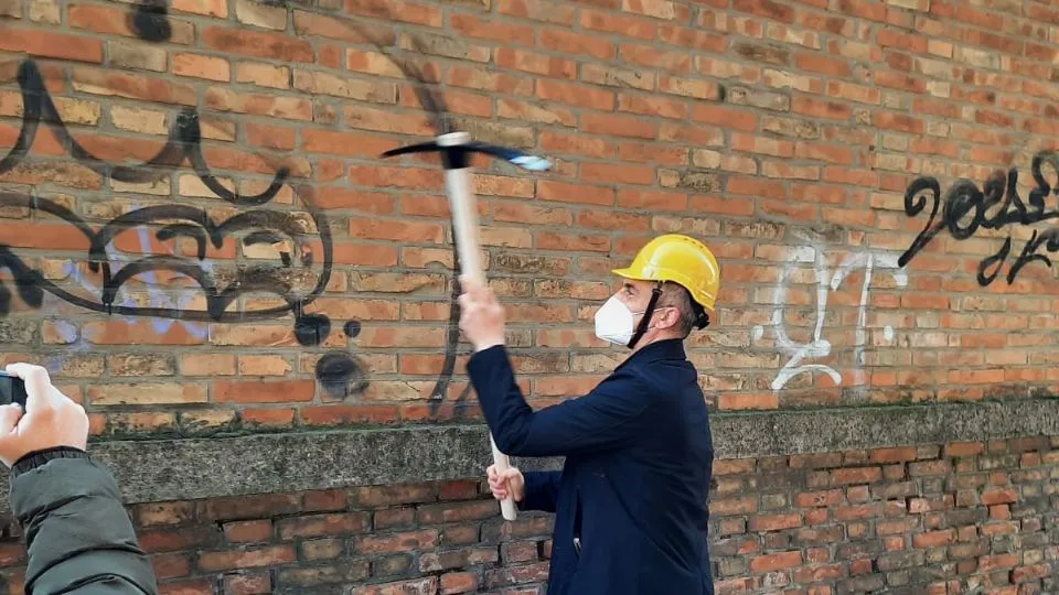 il sindaco piccona il muro lato mare della stazione ferroviaria
