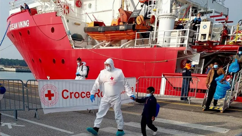 un bimbo scende accompagnato da un sanitario